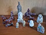 un grand nombre de figurines sur une table
