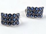 une paire de boucles d'oreilles à clous en saphir bleu sur fond blanc
