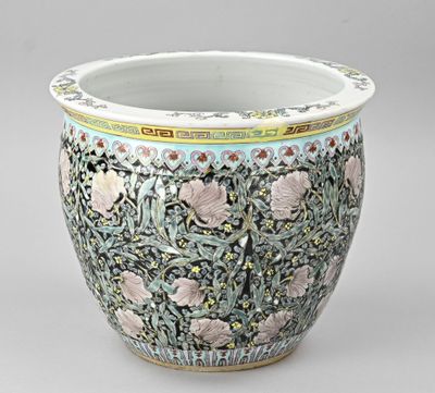 un grand vase orné d'un motif floral