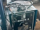 une machine posée sur le sol dans le garage
