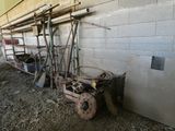 un tas d'outils posé par terre près d'un mur