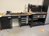 un établi contenant beaucoup d'outils