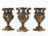 trois vases empilés les uns sur les autres sur une surface blanche