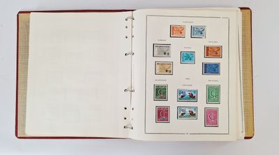 un livre ouvert avec des timbres, posé sur une table