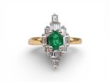 une bague en émeraude et diamant