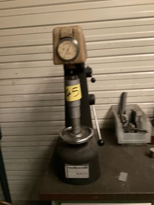 une machine posée sur une table