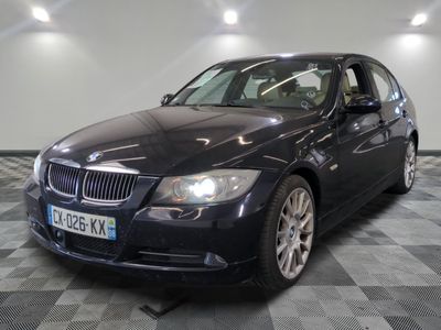 une photo d'une voiture bmw noire dans une salle d'exposition