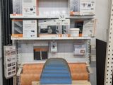 une étagère sur laquelle sont disposés de nombreux articles différents dans un magasin