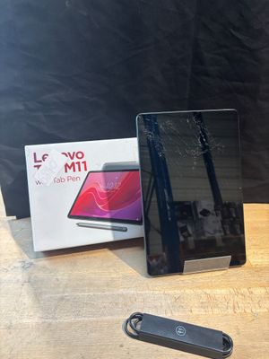 une boîte contenant un téléphone portable et un porte-clés, posée sur une table