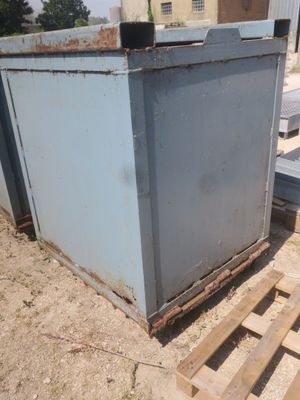 une boîte bleue posée par terre à côté d'une palette