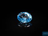 gros plan d'un diamant bleu sur une surface noire