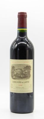 une bouteille de vin posée sur une table