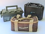 Trois types différents de boîtes de munitions sont représentés sur une surface blanche.