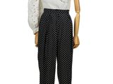 un pantalon à pois noirs et blancs sur un mannequin, un mannequin, un mannequin, un mannequin, un mannequin, un mannequin, un mannequin, un mannequin