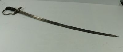 une épée posée sur une table