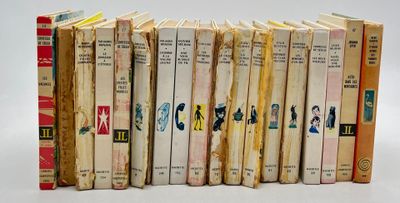beaucoup de livres alignés sur une table