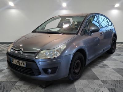 la photo d'une voiture garée dans un garage