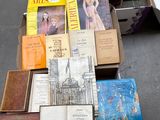 plusieurs livres sont empilés sur une table