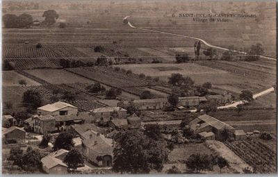 une vieille photo représentant une ferme et des terres agricoles, survolées par un avion