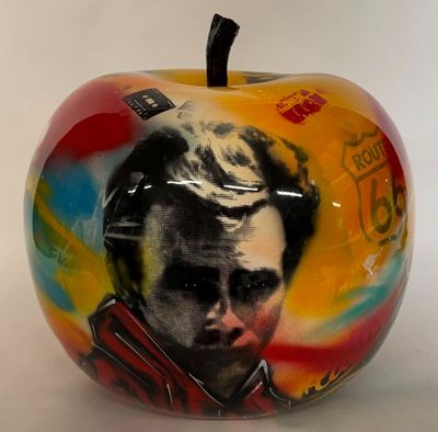 une image représentant une pomme peinte sur laquelle figure le portrait d'un homme