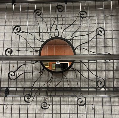 un miroir accroché au mur d'un immeuble