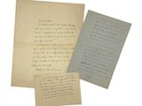 deux vieilles lettres sont posées sur une feuille de papier