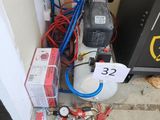 un petit compresseur d'air posé par terre près d'une porte