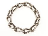gros plan d'un bracelet en argent sur fond blanc