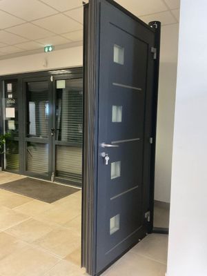 une porte noire au milieu d'un couloir