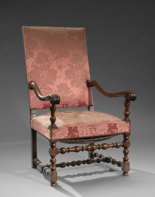 une chaise ancienne en bois avec un rembourrage rose, rembourrée, rembourrée, rembourrée, rembourrée, rembourrée
