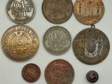 plusieurs pièces de monnaie sont disposées en ligne sur une surface blanche