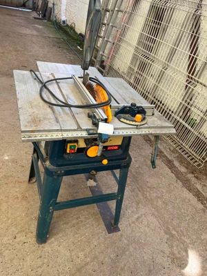 a picture of a table saw on a work bench
