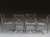trois chaises et une table posées sur une surface blanche