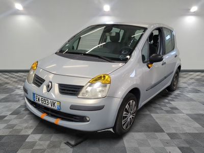 la photo d'une petite voiture blanche garée dans un garage
