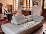 un salon avec un canapé et une table