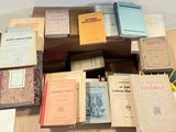 un grand nombre de livres empilés les uns sur les autres