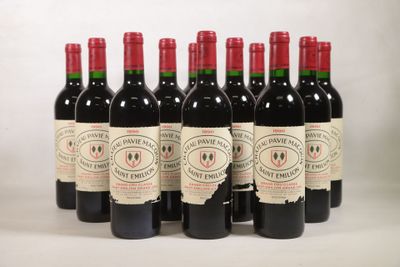 six bouteilles de vin rouge sont alignées
