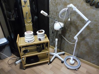 une photo d'une table sur laquelle se trouvent une lampe et un sèche-cheveux