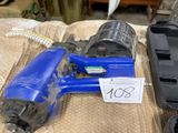 une agrafeuse bleue et une agrafeuse noire posées sur une table