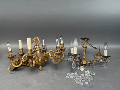 Deux LUSTRES en bronze doré, un a six bras de lumières, l'au…