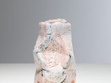 un vase blanc orné d'un motif rose et bleu