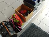 beaucoup de chaussures et de sacs par terre dans la salle de bains