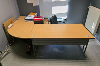 une photo d'un bureau dans une pièce équipée d'un radiateur et d'un chauffage d'appoint