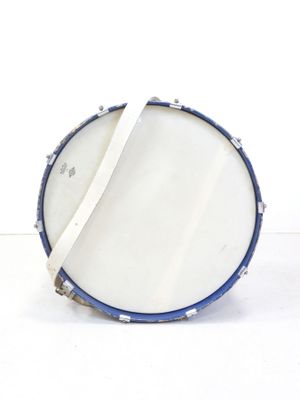 un tambour blanc aux bords bleus sur un fond blanc