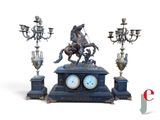 une statue représentant un homme à cheval sur une horloge