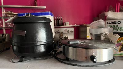 deux casseroles posées sur un réchaud