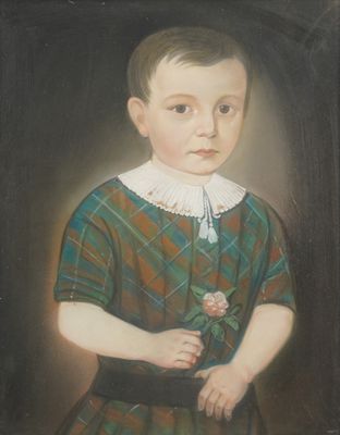 portrait d'un jeune garçon vêtu d'une jupe en tartan et tenant une fleur