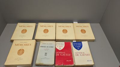 Plusieurs livres sont empilés les uns à côté des autres sur une table.