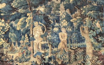 une tapisserie accrochée au mur d'une pièce