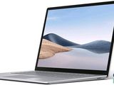 l'image d'un ordinateur portable posé sur une surface blanche